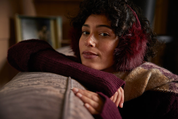 Women Fur Earmuffs burgundy - Model