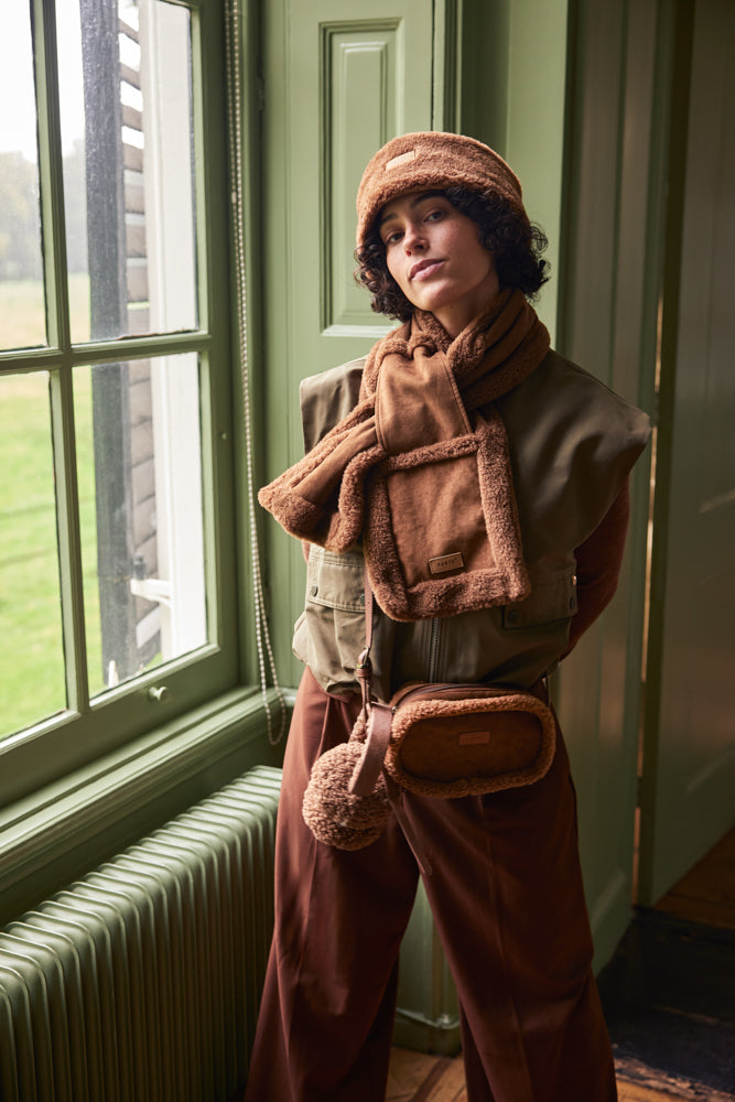 Women Magpy Earmuffs brown - Model