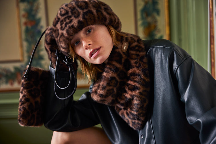 Women Cherrybush Hat print brown - Model