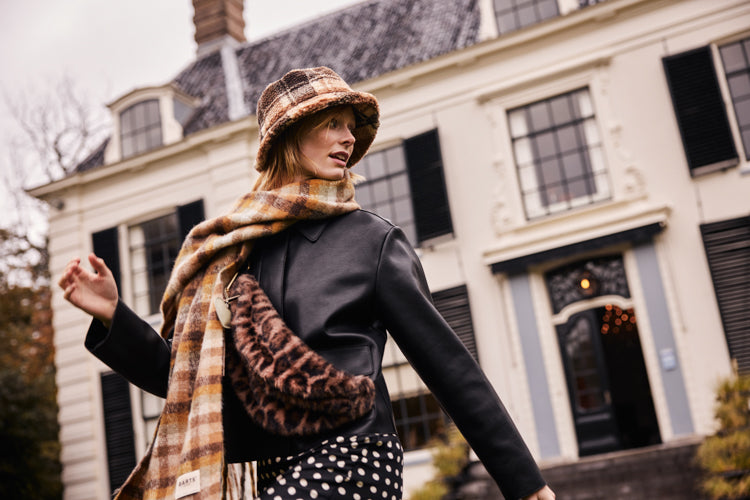 Women Plaity Scarf brown - Model