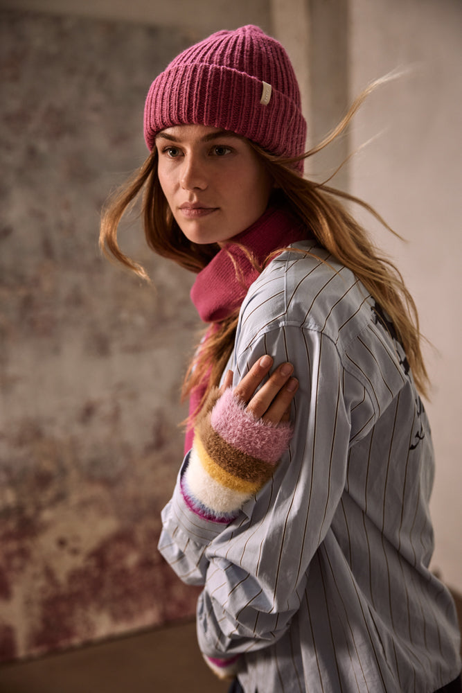 Women Kumana Fingerless Gloves pink - Model