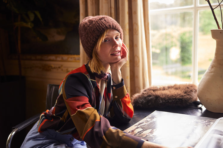 Women Tangalle Beanie dark brown - Model