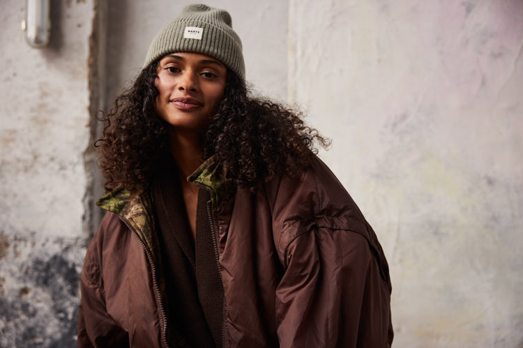 Unisex Kenna Beanie khaki - Model