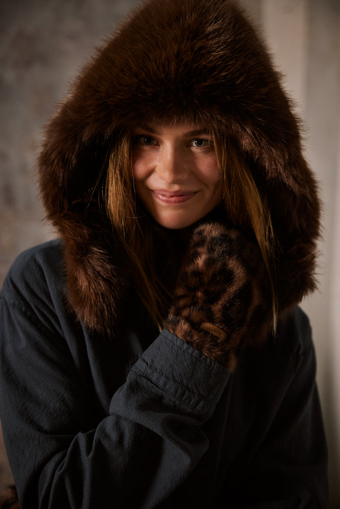 Women Angeliqa Hood dark brown - Model