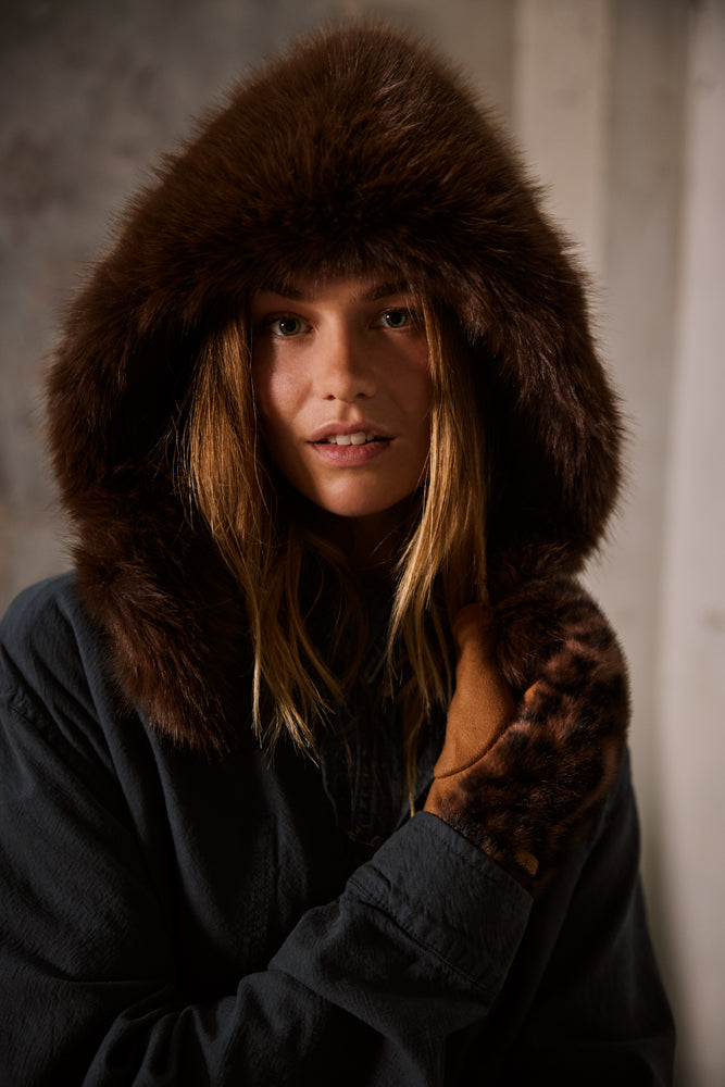 Women Angeliqa Hood dark brown - Model