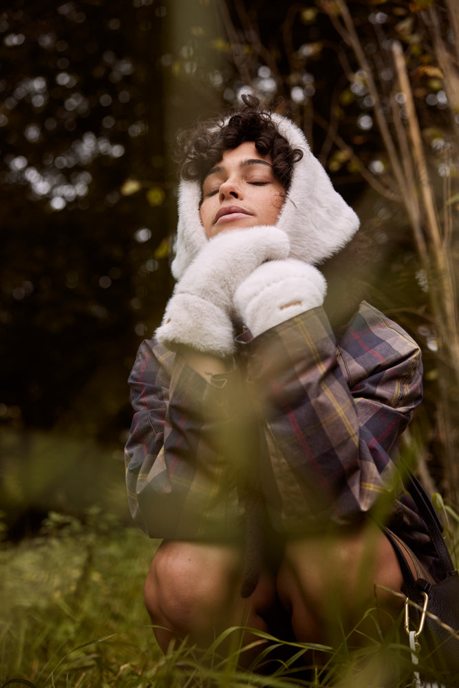 Women Eilidh Scarf cream - Model