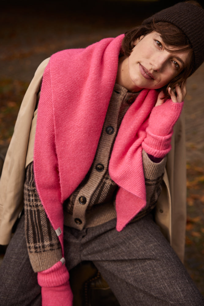 Women Fhearna Scarf fuchsia - Model
