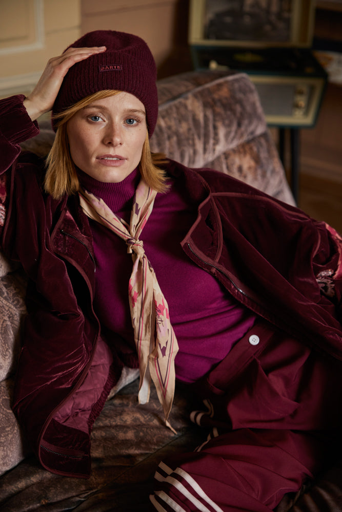 Women Ardelve Beanie aubergine - Model