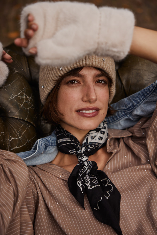 Women Rigga Scarf black - Model