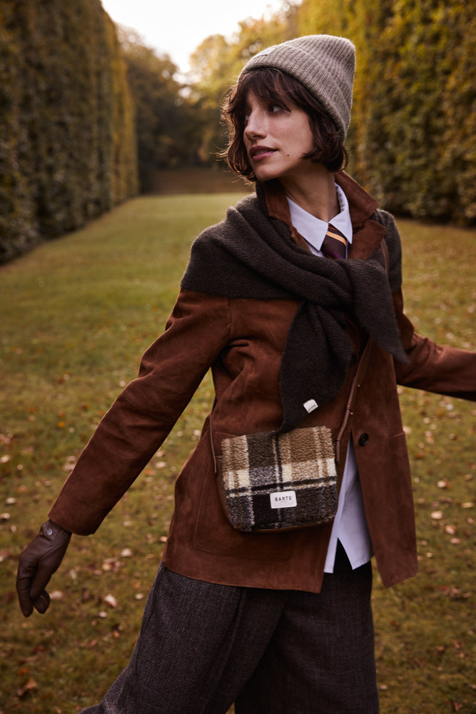 Bags Bugbane Shoulderbag dark brown - Model