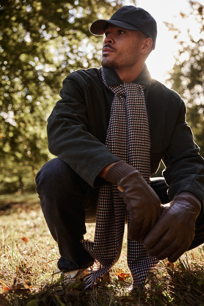 Men Heirmish Scarf cream - Model