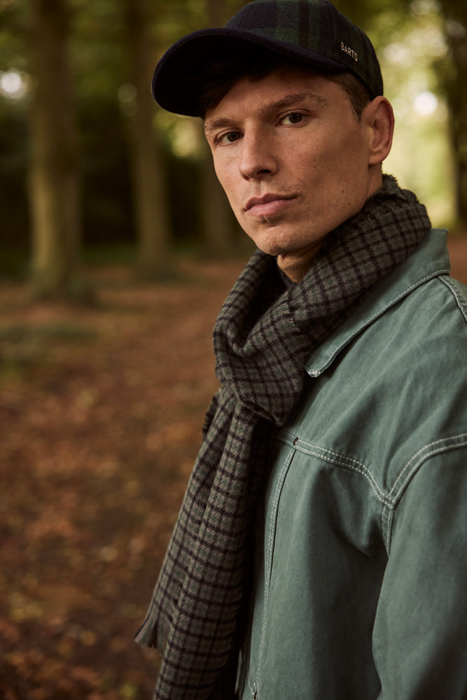 Men Heirmish Scarf charcoal - Model