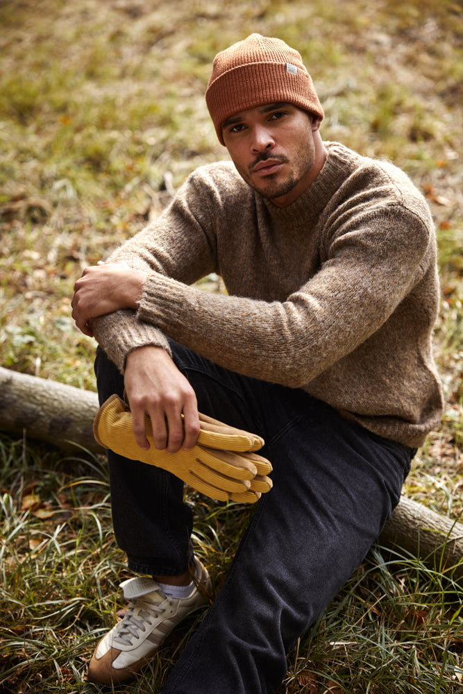 Men Hugner Gloves mustard - Model